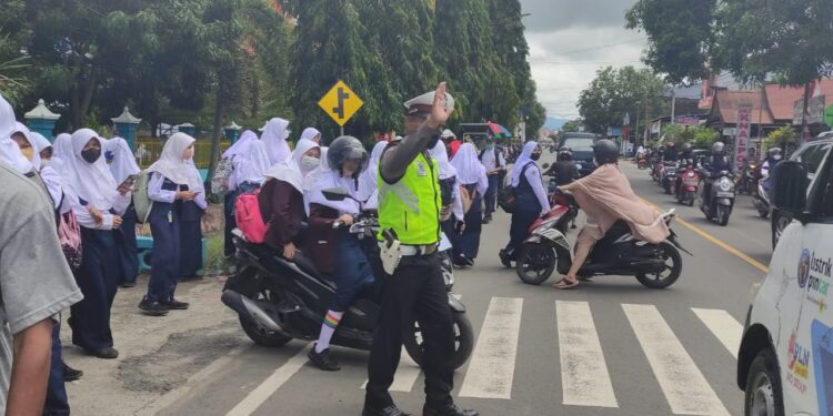 Demi Terciptanya Kamsebtibcar Lantas dan Penerapan Prokes, Polsek Urban Watang Sawitto Intens Sosialisasi dan Beri Imbauan Untuk Pengguna Jalan