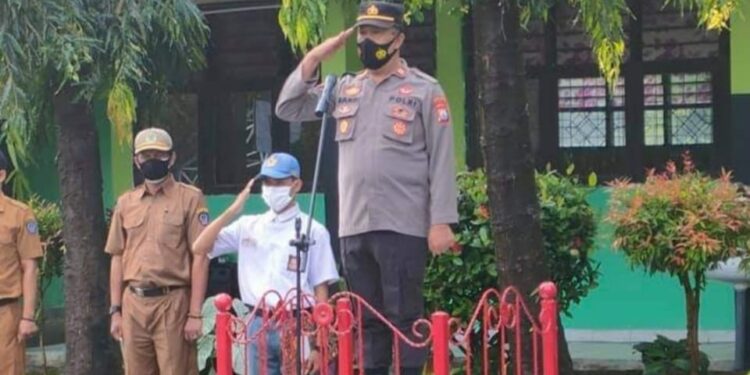 Sosialisasi di Generasi Milenia, Kapolsek Lembang Polres Pinrang Gunakan Momen di Upacara Bendera