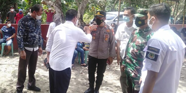Kapolsek Mattiro Bulu dan Forkopimca Kecamatan Bersama Wakil Bupati Pinrang Pantau Pemberian Vaksinasi