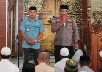 Jalan Bergandengan, Kapolsek dan Camat Cempa Gunakan Momen di Hari Jumat Untuk Bersosialisasi