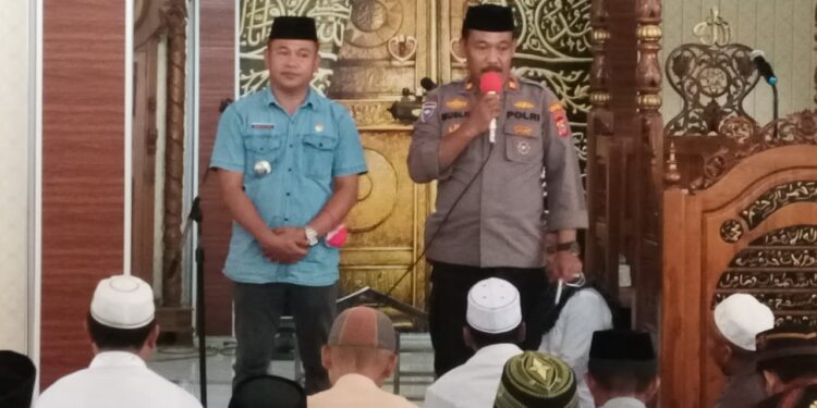 Jalan Bergandengan, Kapolsek dan Camat Cempa Gunakan Momen di Hari Jumat Untuk Bersosialisasi