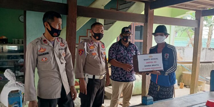 Penyerahan Bantuan Bakti Sosial Akpol 90 Pengabdian di Wilayah Hukum Polsek Cempa
