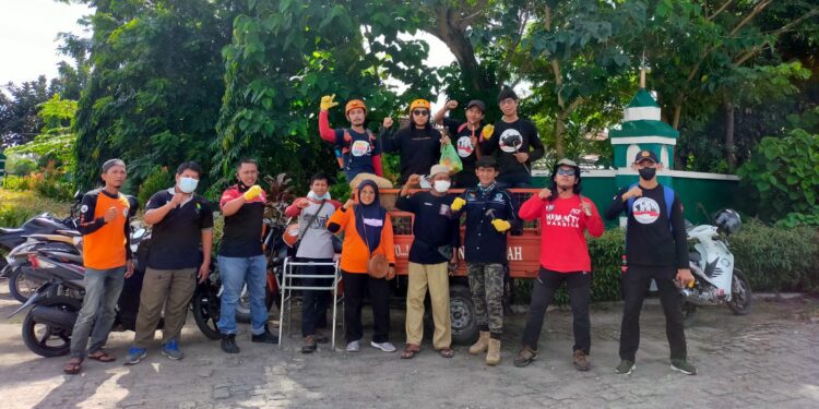 Maknai Hari Pahlawan, Pemuda Pinrang dan FKPA lakukan Pembersihan dan Pencabutan Paku