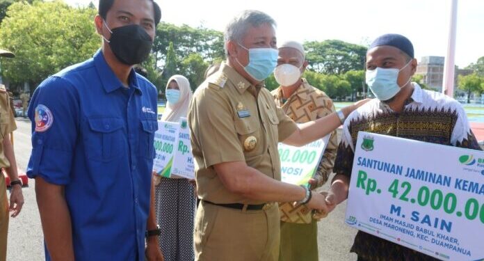 Bupati Pinrang Serahkan Santunan BPJS Untuk Ahli Waris Pegawai Syara