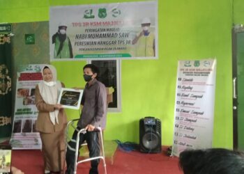 Ali Topan Menerima Penghargaan Insan 3R Dari Pemerintah Kabupaten Sidrap