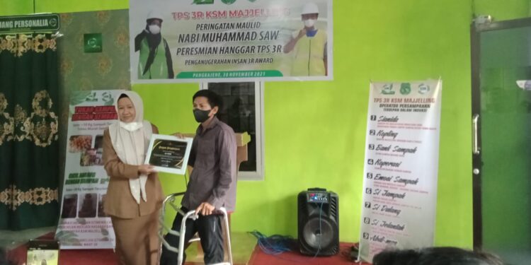 Ali Topan Menerima Penghargaan Insan 3R Dari Pemerintah Kabupaten Sidrap