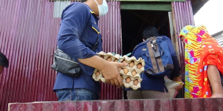 Wujud Kepedulian Polri, Polres Pinrang Serahkan Bantuan Sembako  Untuk Korban KDRT di Jalan Seroja