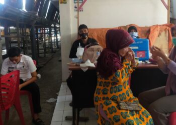 Demi Mencapai Target Nasional, Kalpolsek Mattiro Bulu Bersama Forkopinca Gunakan Sistim Mobile Dalam Pemberian Vaksin