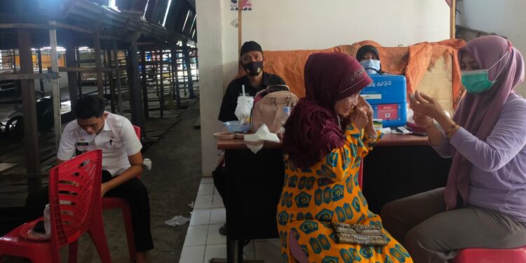 Demi Mencapai Target Nasional, Kalpolsek Mattiro Bulu Bersama Forkopinca Gunakan Sistim Mobile Dalam Pemberian Vaksin