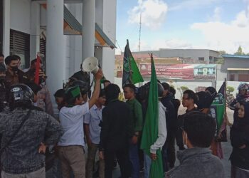 Himpunan Mahasiswa Islam Gelar Aksi Demontrasi Tuntut Kasus Korupsi dan Temuan BPK di Tindak Lanjuti di Kabupaten Pinrang