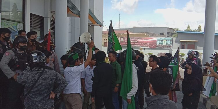 Himpunan Mahasiswa Islam Gelar Aksi Demontrasi Tuntut Kasus Korupsi dan Temuan BPK di Tindak Lanjuti di Kabupaten Pinrang