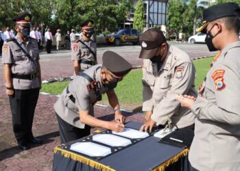 Kapolres Pinrang Pimpin Upacara Serah Terima Jabatan Kasat Reskrin dan Dua Kapolsek