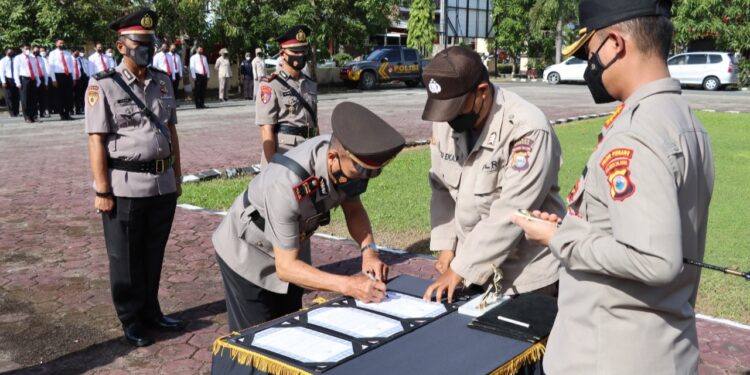 Kapolres Pinrang Pimpin Upacara Serah Terima Jabatan Kasat Reskrin dan Dua Kapolsek
