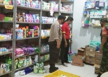 Minyak Goreng di Wilayahnya, Babinsa dan BKTM Maccorawalie langsung Turun Monitoring di lapangan
