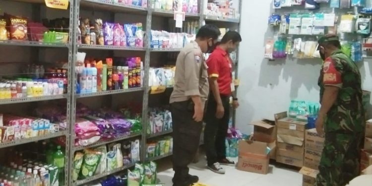 Minyak Goreng di Wilayahnya, Babinsa dan BKTM Maccorawalie langsung Turun Monitoring di lapangan