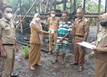 Disdukcapil Pinrang Serahkan  Dokumen AdmindukUntuk Korban Kebakaran di Kecamatan Duampanua