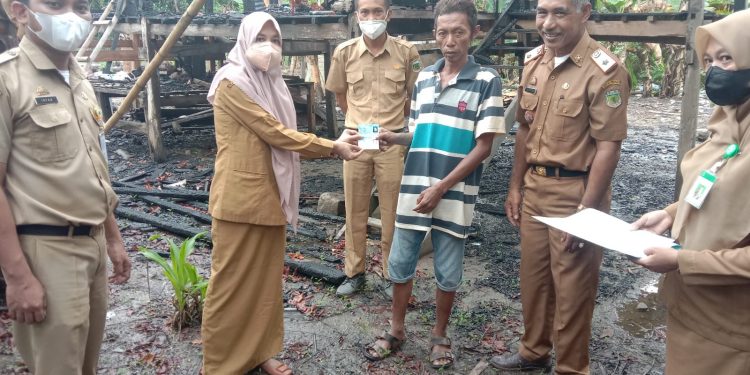 Disdukcapil Pinrang Serahkan Dokumen AdmindukUntuk Korban Kebakaran di Kecamatan Duampanua