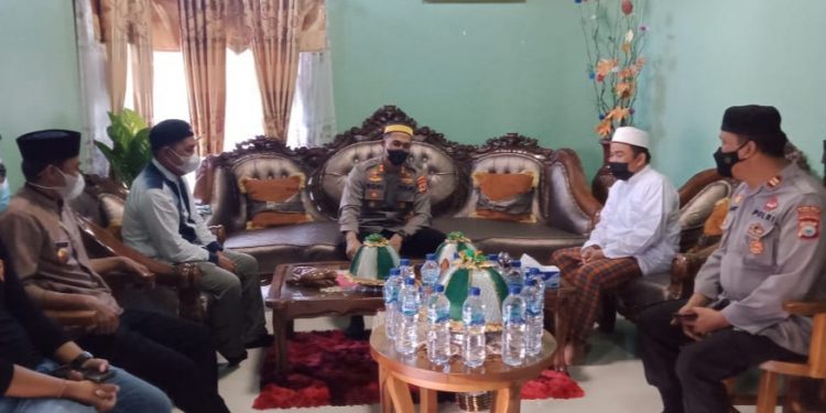 Jalin Silaturahmi Dengan Tokoh Masyarakat, Kapolres Pinrang Berkunjung ke Kecamatan Lembang