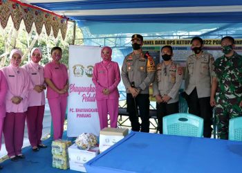 Wujud Peduli, Kapolres Pinrang Bersama Ketua Bhayangkari Memberi Bingkisan Kepada Anggota Yang sedang Bertugas