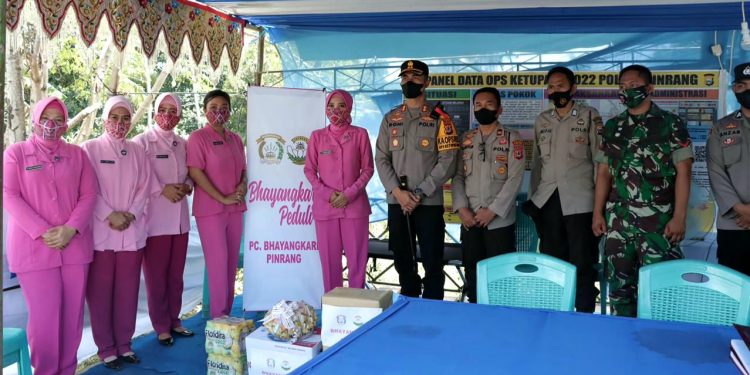 Wujud Peduli, Kapolres Pinrang Bersama Ketua Bhayangkari Memberi Bingkisan Kepada Anggota Yang sedang Bertugas