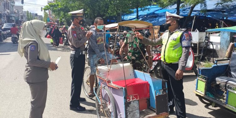Beri Rasa Aman dan Nyaman Kepada Warga, Personel Gabungan Lakukan Pengaturan Lalin dan Patroli Dalam Pasar Sentral Pinrang