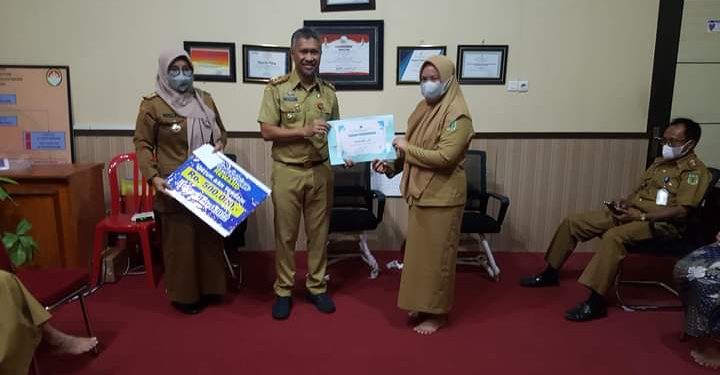 Dinas Kependudukan dan Catatan Sipil Beri Kabupaten Pinrang Penghargaan Kepada Pegawai Yang Berkinerja Baik
