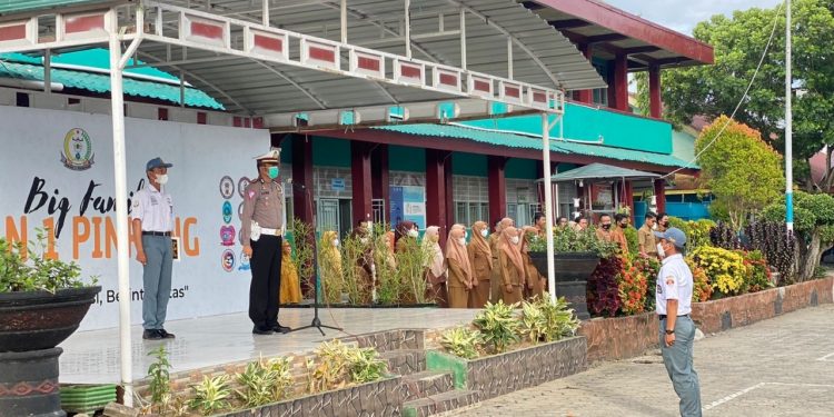 Bangun Kesadaran Hukum Untuk Pelajar, Kasat Lantas Polres Pinrang Gunakan Momen Upacara Bendera Dalam Bersosialisasi