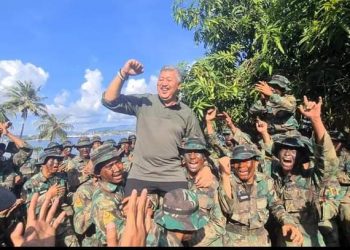 Disambut Yelyel Khas Prajurit TNI, Bupati Pinrang Diangkat Oleh Para Prajurit Sebagai Bentuk Penghormatan