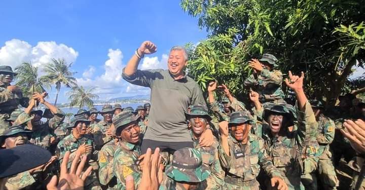 Disambut Yelyel Khas Prajurit TNI, Bupati Pinrang Diangkat Oleh Para Prajurit Sebagai Bentuk Penghormatan