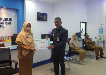 Kadis Dukcapil Kembali Beri Penghargaan Kepada Pegawai Yang Berkinerja Baik
