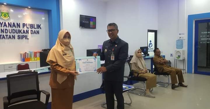 Kadis Dukcapil Kembali Beri Penghargaan Kepada Pegawai Yang Berkinerja Baik