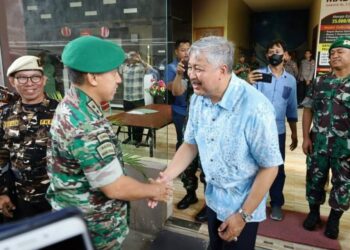 A. Irwan Hamid Terima Penghargaan Dari Ketua DPD PPAD Sulawesi Selatan