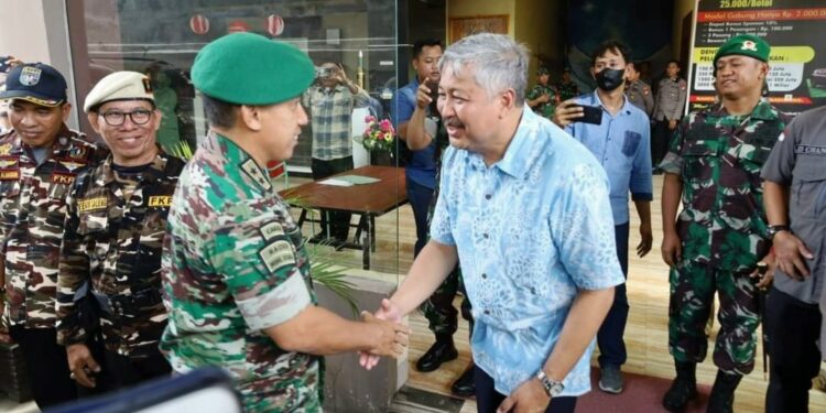 A. Irwan Hamid Terima Penghargaan Dari Ketua DPD PPAD Sulawesi Selatan