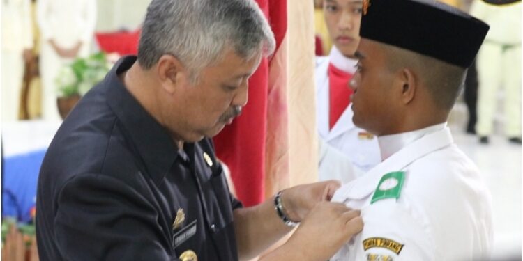 Andi Irwan Hamid Mengukuhkan Secara Resmi 70 Paskibraka Kabupaten Pinrang