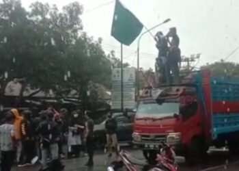 Diguyur Hujan Deras HMI Demo Tolak Kenaikan BBM