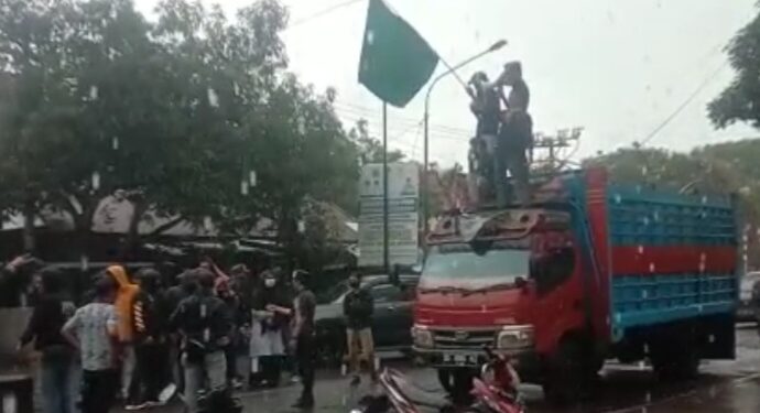 Diguyur Hujan Deras HMI Demo Tolak Kenaikan BBM