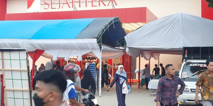 Toko Sejahtera Pinrang Telah Dibuka, Ratusan Pengunjung Menyerbu Untuk Berbelanja