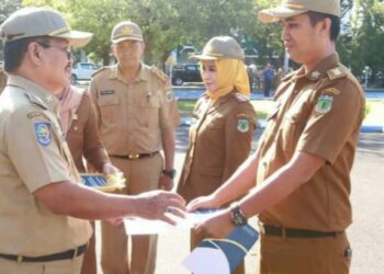 Wakil Bupati Pinrang Menyerahkan Langsung Petikan Surat Keputusan Kenaikan Pangkat kepada 4 orang perwakilan ASN