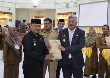 Camat Menerima BST Dampak Inflasi Daerah Dari Bupati Pinrang Untuk Disalurkan Kepada Warga