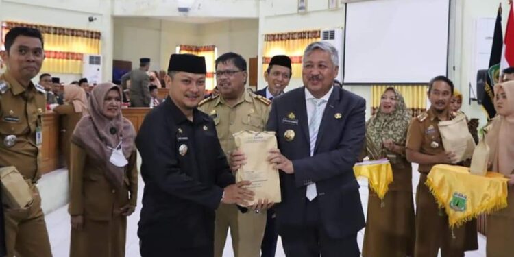Camat Menerima BST Dampak Inflasi Daerah Dari Bupati Pinrang Untuk Disalurkan Kepada Warga