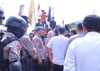 Pamwas Personel Polres Pinrang Dalam Aksi Unjuk Rasa