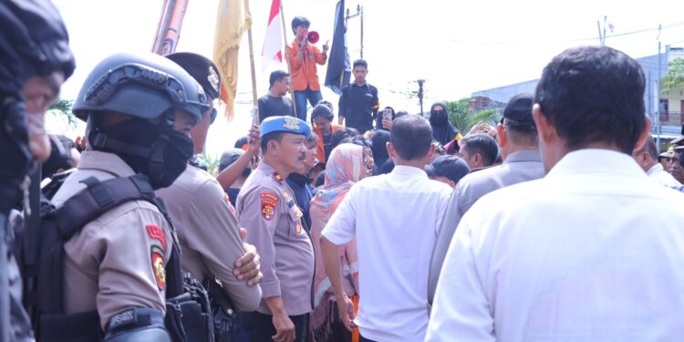 Pamwas Personel Polres Pinrang Dalam Aksi Unjuk Rasa