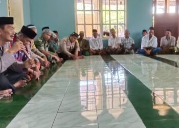 Polsek Patampanua Polres Pinrang Gelar Jum’at Curhat Usai Shalat Jumat Berjamaah di Mesjid Nurul Khaer
