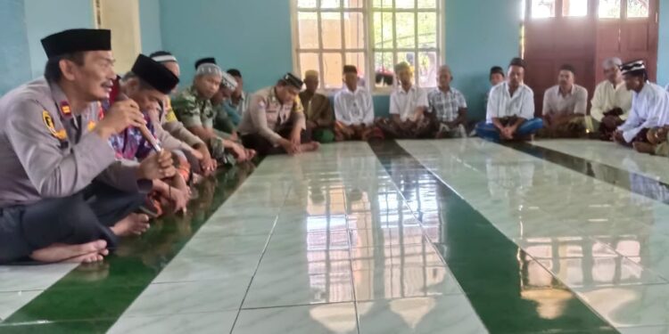 Polsek Patampanua Polres Pinrang Gelar Jum’at Curhat Usai Shalat Jumat Berjamaah di Mesjid Nurul Khaer