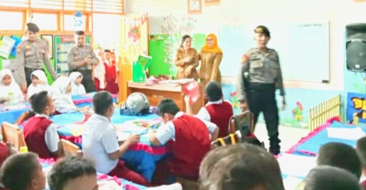 Menanggapi Isu Penculikan Anak, Satuan Samapta Polres Pinrang Melaksanakan Patroli Dialogis di Sekolah Dasar
