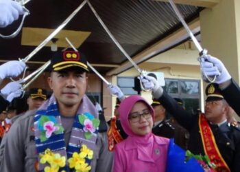 Di Tengah Guyuran Hujan, Upacara Pedang Pora Pisah Sabut Kapolres Pinrang Berjalan Lancar
