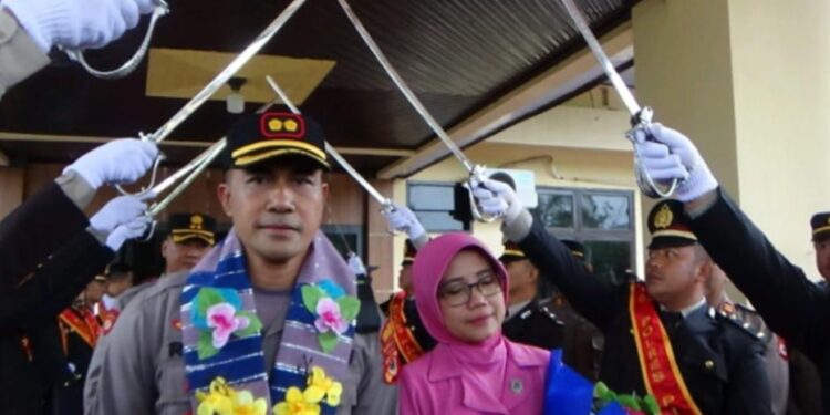 Di Tengah Guyuran Hujan, Upacara Pedang Pora Pisah Sabut Kapolres Pinrang Berjalan Lancar