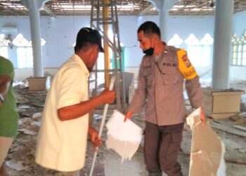 Kebersamaan Anggota Polsek Suppa Dengan Warga Dalam Kerja Bakti Sebagai Wujud Kedekatan Polri Dengan Masyarakat