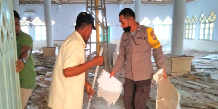 Kebersamaan Anggota Polsek Suppa Dengan Warga Dalam Kerja Bakti Sebagai Wujud Kedekatan Polri Dengan Masyarakat