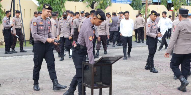 Kapolres Pinrang: Berbagi Adalah Bentuk Kepedulian dan Sarana Dalam Menjalin Silaturahmi Dengan Masyarakat